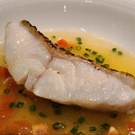 蒼 - ⑩炭火焼き白甘鯛(愛媛県八幡浜産、3kg)のアクアパッツァ
      愚考ですが「臭いを出さない焼き→白甘鯛の旨みを濃縮還元する出汁煮→パリッと香ばしく焼き」の工程で白甘鯛の旨みの結晶になるのかな？