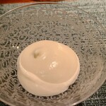 蒼 - ⑨新玉葱(静岡県産)のムース、透明なトマトジュレを包んで
      1枚ずつ剥がした新玉葱は1晩寝かせるとより甘くなり、翌日に形が無くなるまで炒めてから裏漉したムースは「何これ？」と目から鱗な驚きをもたらす