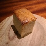 蒼 - ⑥作り立て自家製バター作りで分離した水と小麦粉で作ったバケット
      フワッとしつつも香ばしい焼き上げ、赤座海老のビスクと合わせると至高の喜び