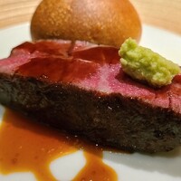 蒼 - ⑫炭火焼き但馬玄(兵庫県但馬産、(株)上田畜産)のフィレステーキ、但馬玄のリブロース仕立てのジュのソース掛け
                    訪問直後から休ませつつ焼いたレアな火入れ
                    久しぶりに美味しいお肉と出会えて感激