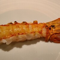 蒼 - ④炭火焼き藜海老(神奈川県長井産、(株)さかな人・代表長谷川さん)
                    元々、生でも火入れしても美味しい海老なのですが、みでレアな火入れで甘みと旨みが爆発！
                    本当に素晴らしい！