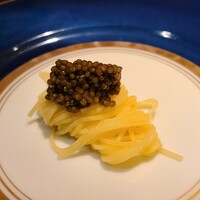 蒼 - ②朝鮮蛤(千葉県銚子産)出汁の冷製フェデリーニ、フレッシュキャビア・オシェトラ載せ
                    澄んだ朝鮮蛤の旨みを纏った冷製フェデリーニ
                    ジッと目を瞑り朝鮮蛤の機微を味わう
                    染み入る優しい旨みの余韻を堪能