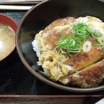 大津サービスエリア 上り線 フードコート - 「近江鶏カツとじ丼」と味噌汁