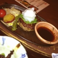 御曹司 きよやす邸 六本木本店 - ハンバーグ御膳 1,200円
                
                1,200円、不思議と払ってしまいます。
                
                俺はお前の美味さを許さない
                
                
                