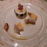 レストラン コバヤシ - モンサンミッシェル産ムール貝と九十九里浜産ハマグリの冷製白ワイン蒸し フレッシュチーズとビーツのムース パパイヤ添え