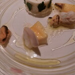 レストラン コバヤシ - モンサンミッシェル産ムール貝と九十九里浜産ハマグリの冷製白ワイン蒸し フレッシュチーズとビーツのムース パパイヤ添え