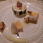 レストラン コバヤシ - モンサンミッシェル産ムール貝と九十九里浜産ハマグリの冷製白ワイン蒸し フレッシュチーズとビーツのムース パパイヤ添え