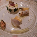 レストラン コバヤシ - モンサンミッシェル産ムール貝と九十九里浜産ハマグリの冷製白ワイン蒸し フレッシュチーズとビーツのムース パパイヤ添え