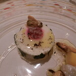 レストラン コバヤシ - モンサンミッシェル産ムール貝と九十九里浜産ハマグリの冷製白ワイン蒸し フレッシュチーズとビーツのムース パパイヤ添え