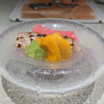 鮨あか - マグロ炙り、ウニ、古典的手法で砂糖を使って叩いた山葵