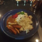 curry restaurant BRUNO - 豚トロカレーを盛りつけ