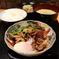 北新地 つきしろ - 黒毛和牛と10種類の野菜の粕汁と
                    黒毛和牛肩バラのすき焼き定食(温泉玉子付 1,300円)