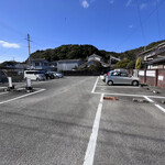 料理 萬口 - 店舗前駐車場の全景