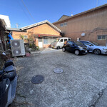 料理 萬口 - 店舗裏駐車場