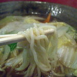 喜久龍 - 麺は軽くカールした中太麺