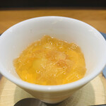 レストラン・カワサキ - ② 蕪のムースと海老のコンソメジュレ