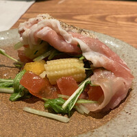 焼鳥  吉祥 - お通し(旬菜の生ハム包み)