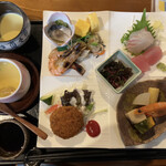 ご馳走家 - スープ、茶碗蒸し、刺身、メンチカツ、煮物などなど。