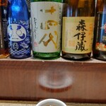 Attaka Ohashi Dainingu Kumagai - カウンター席から。お酒の種類も豊富