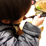 鴨中華そば 楓 - 手揉み麺をがっつく我が子