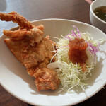 中華食堂 - 大ぶりの唐揚げ