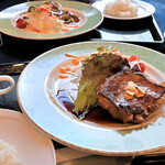 エリエールゴルフクラブ - 二人共オリーブ地鶏のステーキセットを食べました。