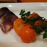 ビストロ マキムシ - お通しは鯖と鰊の燻製に金柑