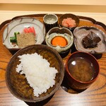 おにく 花柳 - ☆牛時雨煮☆八ヶ岳卵☆のど黒の出汁の味噌汁☆おじゃこ、明太子☆香の物☆のど黒の出汁の味噌汁