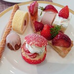 THE TERRACE - ストロベリーチュロス、あまおうロールケーキ、あまおうバスクチーズケーキ、あまおうレアチーズケーキ、あまおうショートケーキ、あまおうタルト、いちごのシュークリーム、カヌレ