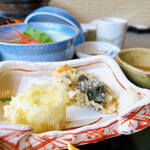 Shunsai Kochou - 牡蠣の磯辺揚げ
                      下仁田ネギは、食用菊が乗ってます