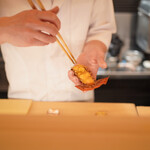 味幸 - 伊勢海老を殻に戻す