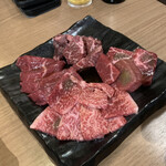 牛匠 炭火 - 手前から時計回り（全て税抜）
            上カルビ580円、和牛ランプ780円、特選ハラミ580円、国産芯ロース580円