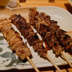 炭火焼鳥と水炊き 五郎一 - とり皮(塩＆タレ)