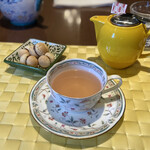 Trattoria YAMAKAWA - 食後の紅茶と小菓子