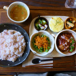 にじいろcafe - H２５年６月１３日のにじいろランチプレート（煮込みハンバーグ）