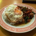 タイ料理 京子 - 鳥肉のバジル炒めごはん