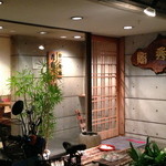 Hidezushi - 清潔感と暖かみあふれる入り口