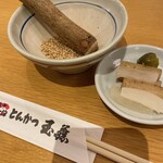 Tonkatsu Tamafuji - ごまとお漬物（ごぼう ピリ辛小茄子 べったら漬）
      お漬物は おかわりOK