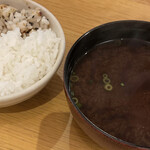 Tonkatsu Tamafuji - ごはんは五穀米とゆめぴりかの2色
      お味噌汁は 赤だし あさり