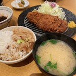 Tonkatsu Tamafuji - 熟成ロースカツ定食160g
      ごはんは3色で 味噌汁はなめこみつ葉