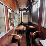 コーヒーショップ伊吹 - 店内　奥(南側)はどんどん狭くなります