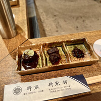 柳家 - 左から鴨の内臓のどて煮、鹿ヒレ、蜂の子(へぼ)の佃煮