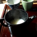 十割手打 そば処 百百百百 - 蕎麦湯は、一人分の量。入れ物のふたを開けて。