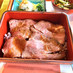 昭和モダン珈琲 茶楽音。 - ローストビーフ膳　下には赤飯が入ってます。