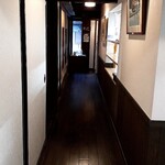 十割手打 そば処 百百百百 - 玄関先から続く廊下。突き当たりにトイレがあります。