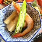 昭和モダン珈琲 茶楽音。 - こちらの小鉢は、オクラ、筍、エビ