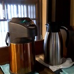 十割手打 そば処 百百百百 - セルフサービスで、熱い蕎麦茶、冷水は、おかわり自由です。