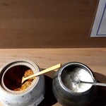 十割手打 そば処 百百百百 - 七味唐辛子、塩が卓上に置かれています。