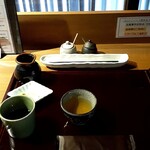 十割手打 そば処 百百百百 - 最初に、熱い蕎麦茶などが折敷で提供。お箸は、専用の器をに。メニュー、七味唐辛子と塩は卓上に置かれていました。