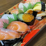 ライフ - 料理写真:サーモン主役にぎり10カン